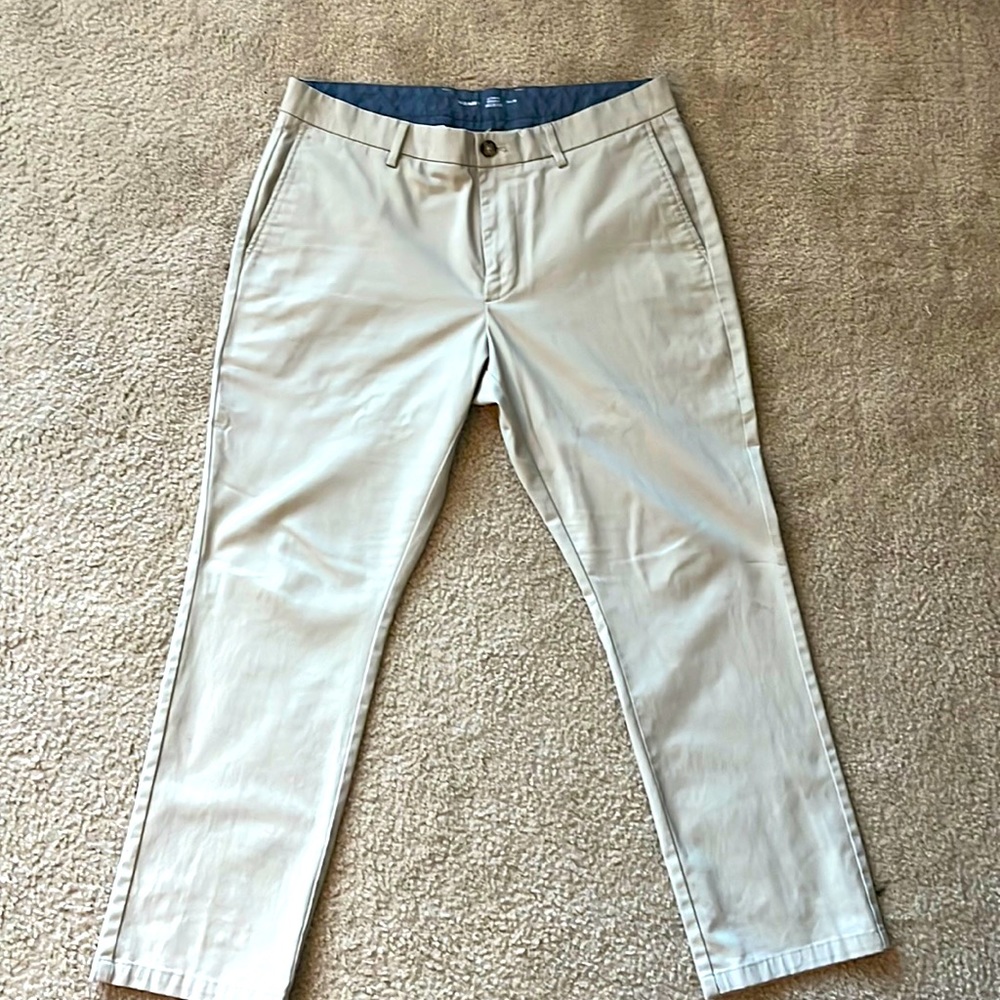 Old Navy Ultimate Straight Leg Khaki’s. Built In Flex